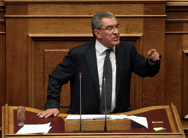 Καπερνάρος: Με ποιο δικαίωμα αποκαλείτε τους βουλευτές αποστάτες;