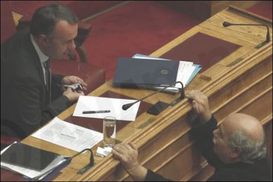 ΦΩΤΟ-Tα είπαν Σταϊκούρας-Βούτσης στη βουλή