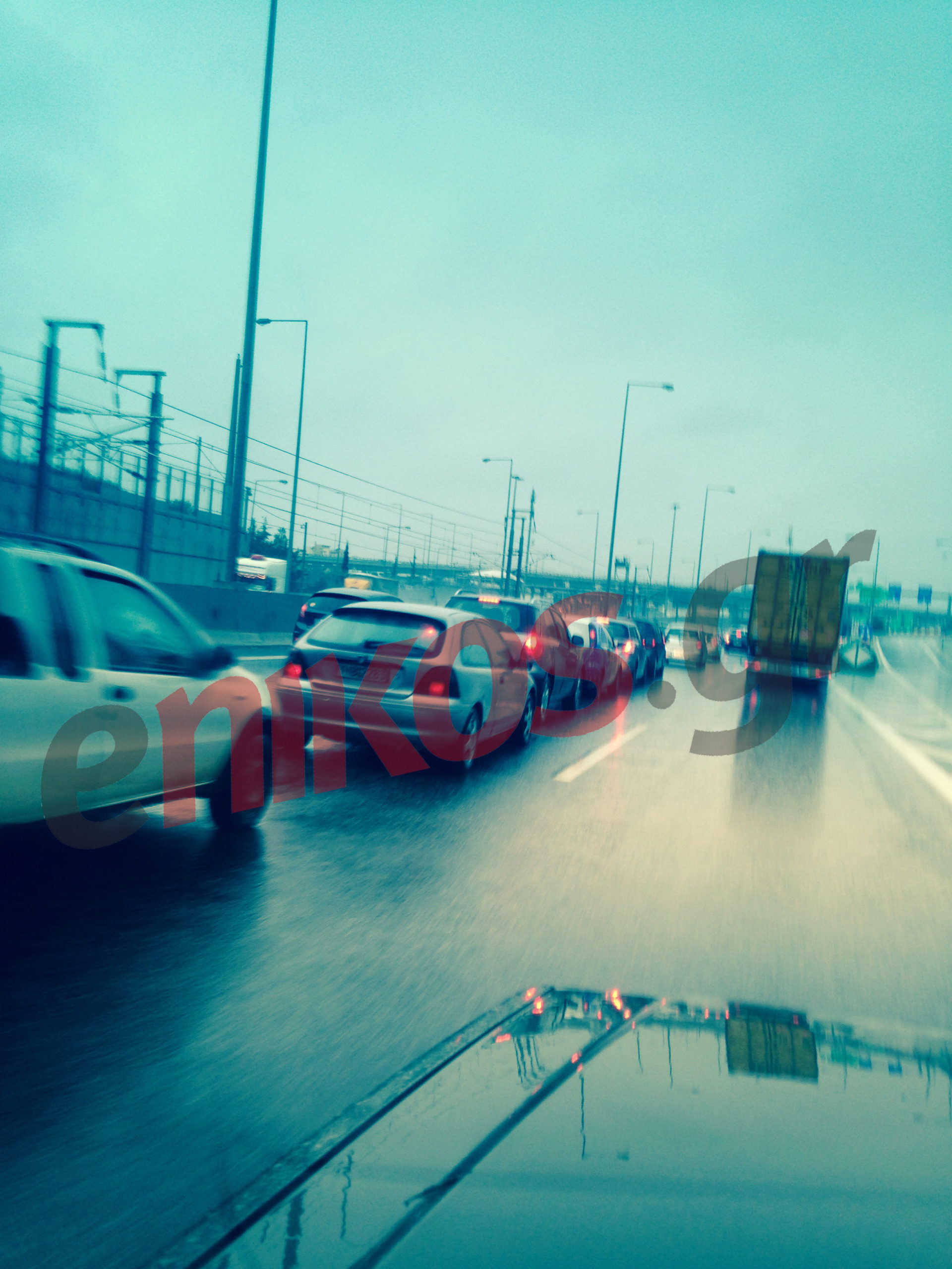 ΤΩΡΑ-ΦΩΤΟ-Κομφούζιο και στην Αττική οδό από την βροχή