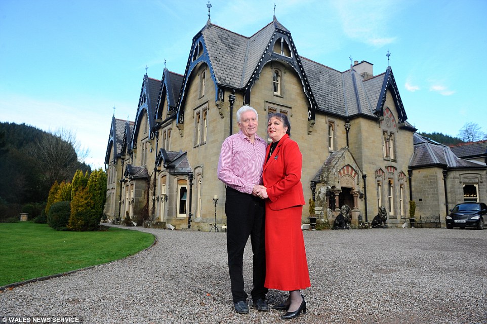 ΦΩΤΟ-Το σπίτι με τα 72 Χριστουγεννιάτικα δέντρα