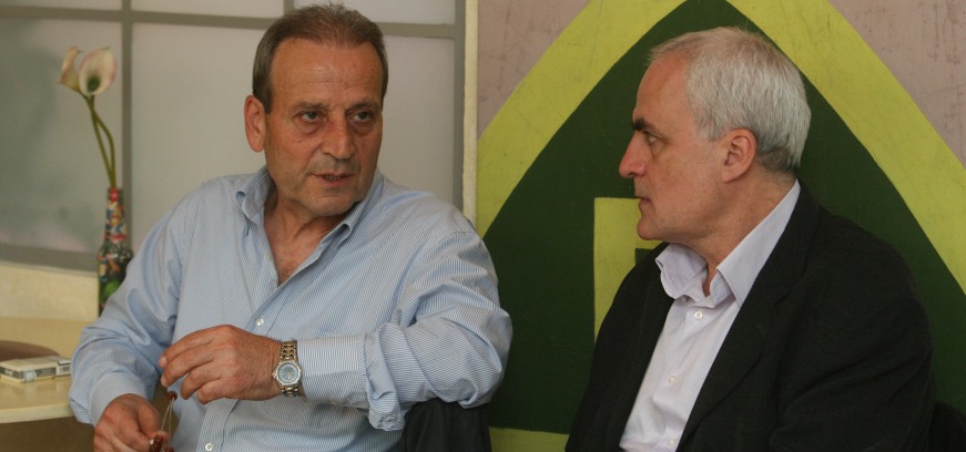 Λάδι στη φωτιά από τα υπονοούμενα για χρηματισμό βουλευτών