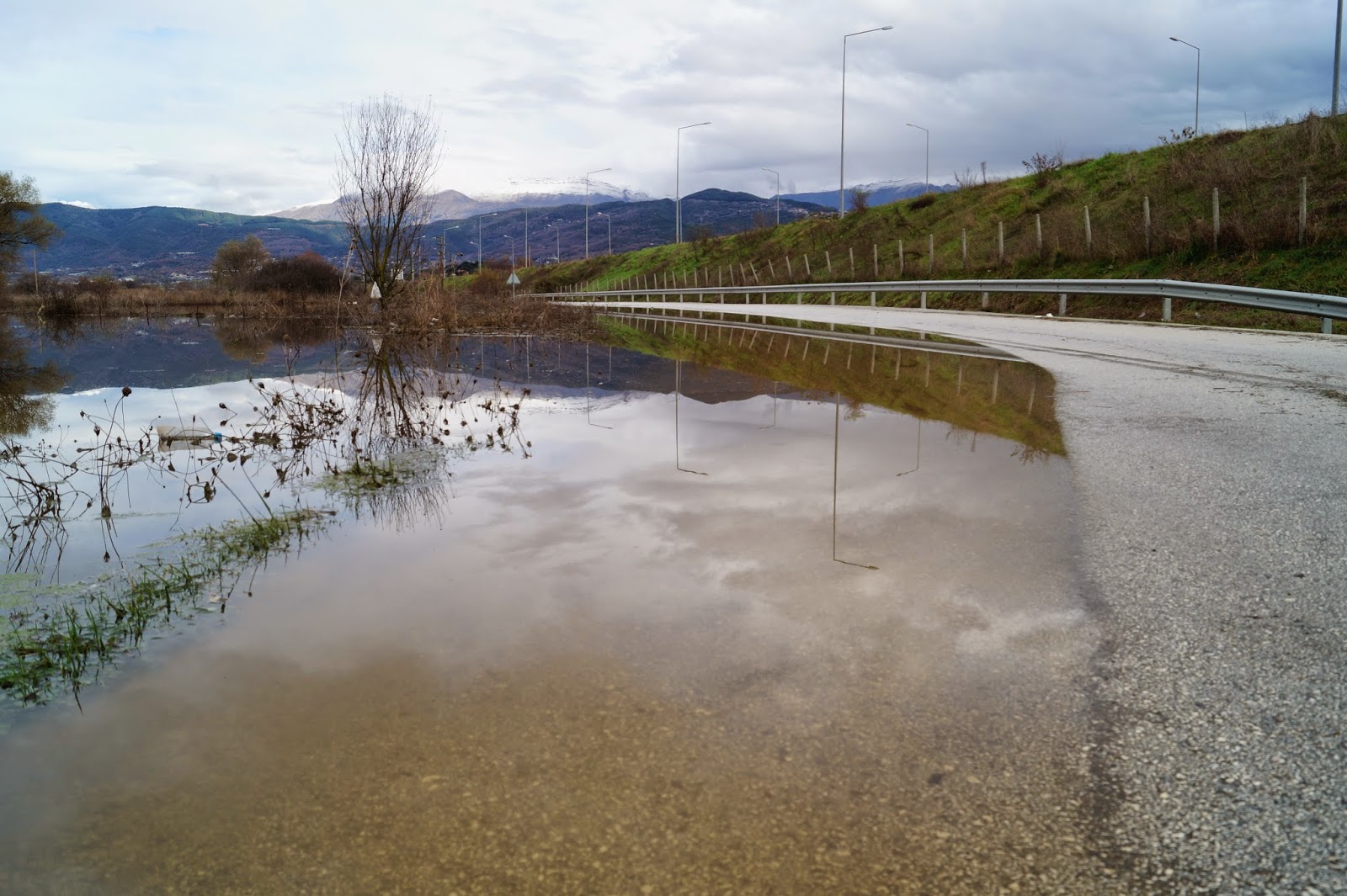 ΦΩΤΟ-Σε τεράστια λίμνη έχουν μετατραπεί τα Γιάννενα