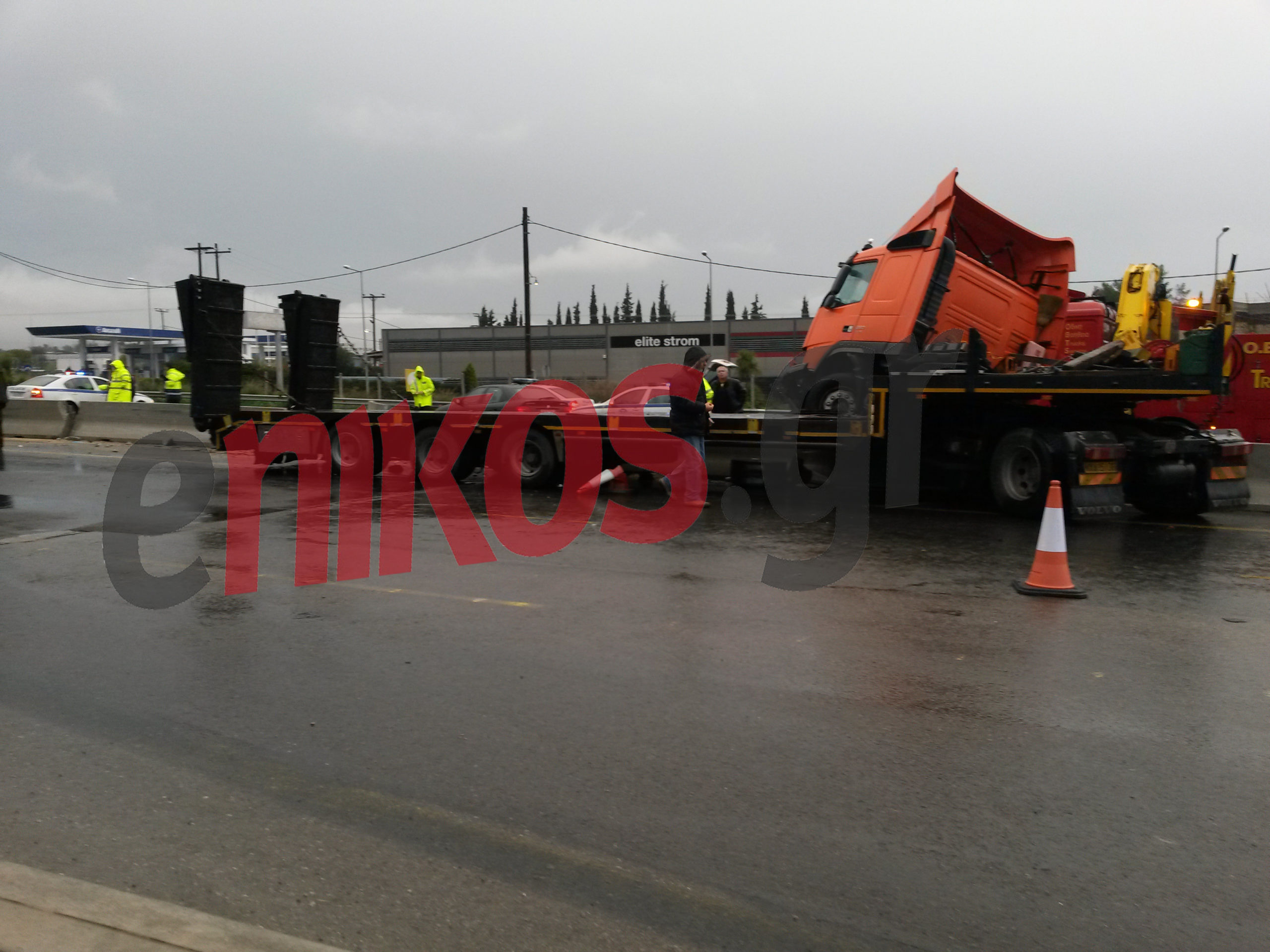 Νέες φωτογραφίες από το ντεραπάρισμα νταλίκας στο Σχηματάρι – ΦΩΤΟ