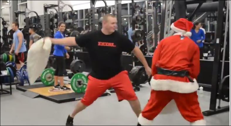 Ο Άγιος Βασίλης που λατρεύει τον μαξιλαροπόλεμο – ΒΙΝΤΕΟ