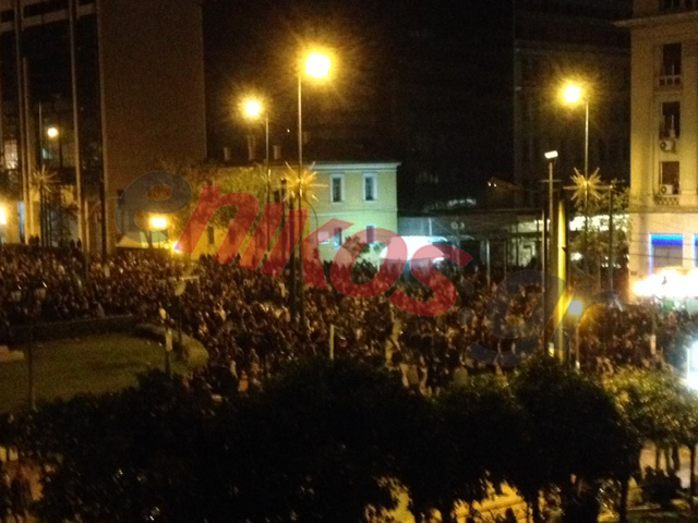 ΤΩΡΑ-ΦΩΤΟ-Πλήθος διαδηλωτών στα Προπύλαια