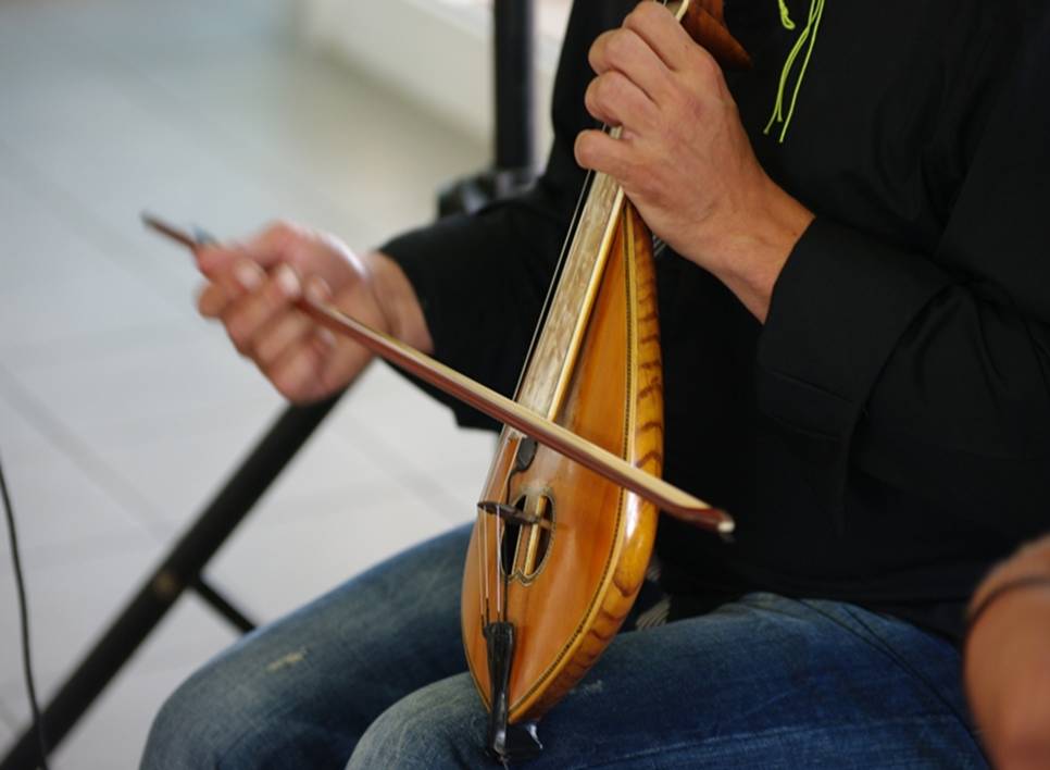 ΒΙΝΤΕΟ- Τραγούδησαν μαντινάδα κατά της τρόικας στον Ράιχενμπαχ