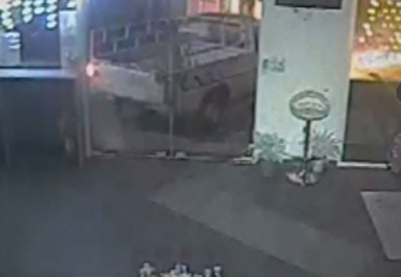 Εισέβαλαν σε βενζινάδικο με αγροτικό – ΒΙΝΤΕΟ