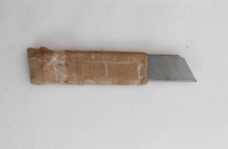 ΦΩΤΟ-Μωρό βρήκε αυτό το μαχαίρι μέσα σε παιχνίδι