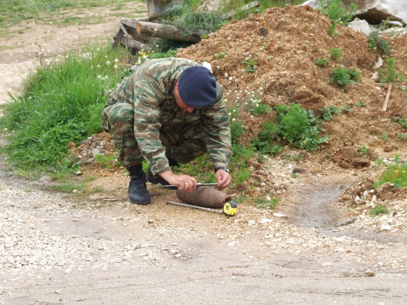 Χειροβομβίδες και βλήματα βρέθηκαν σε στάνη στη Λαμία