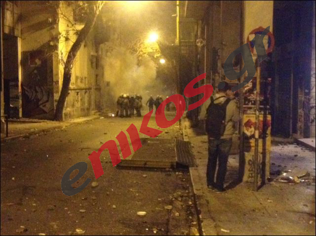 ΦΩΤΟ-Βομβαρδισμένο τοπίο τα Εξάρχεια