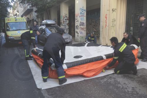 ΦΩΤΟ-Πήδηξε στο κενό φωνάζοντας “συμπαράσταση στον Ρωμανό”