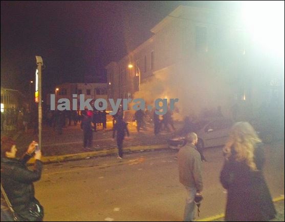 ΦΩΤΟ-Ένταση και δακρυγόνα στη Βέροια