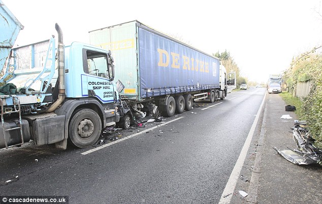Αυτοκίνητο πολτοποιήθηκε κάτω από φορτηγό – ΦΩΤΟ