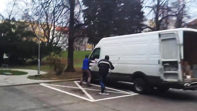 Δεν πήρε το δέμα του και επιτέθηκε στον κούριερ – ΒΙΝΤΕΟ