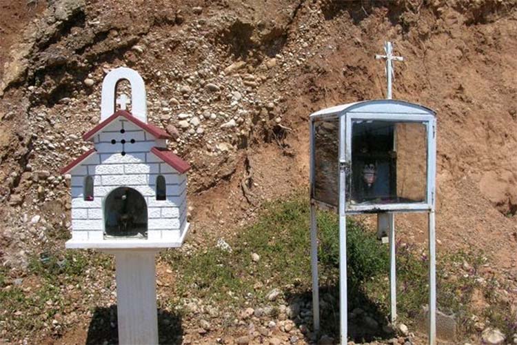 Ο δρόμος “καρμανιόλα” με τα 123 εικονοστάσια