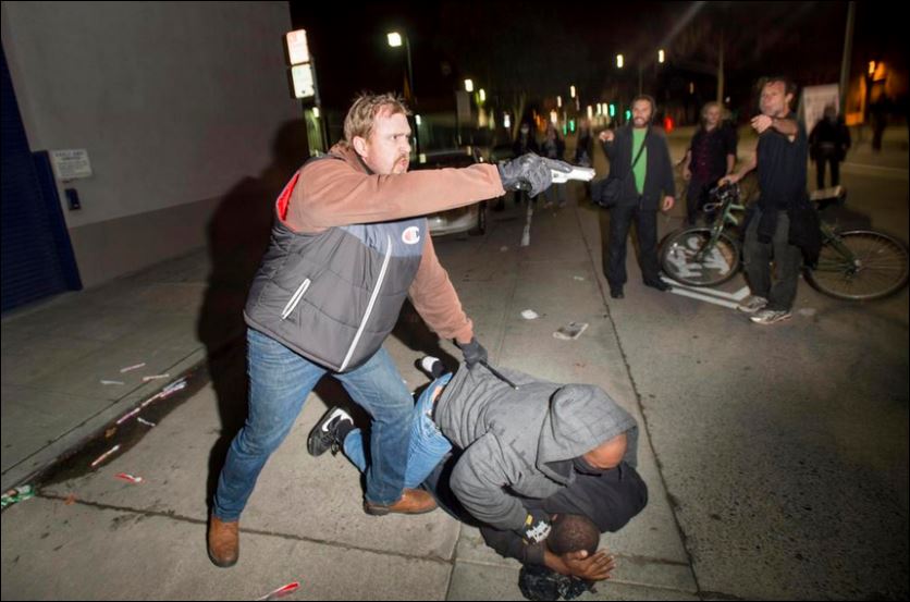 Απείλησε με όπλο τους διαδηλωτές – ΦΩΤΟΓΡΑΦΙΕΣ