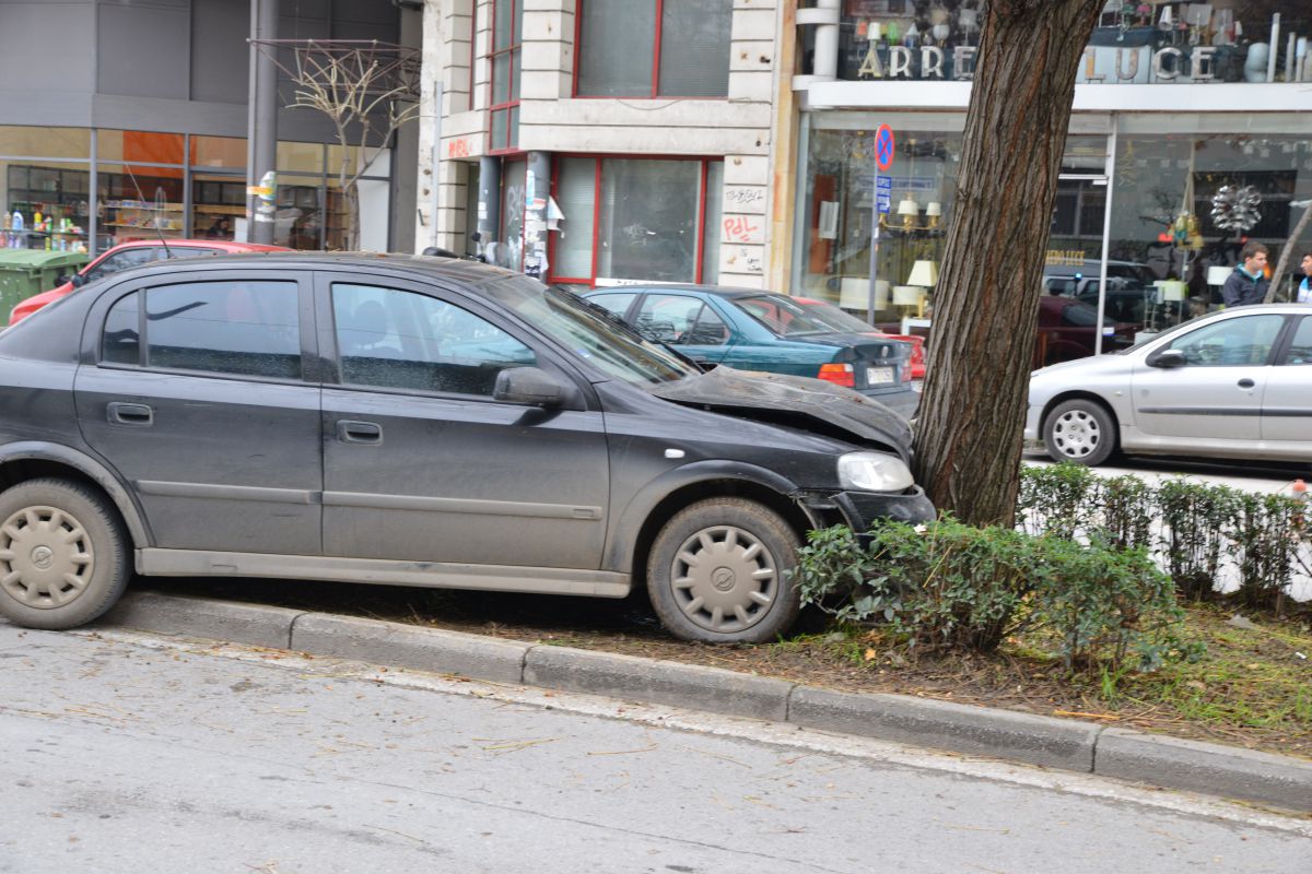 Τον πρόδωσε η καρδιά του και έπεσε σε δέντρο