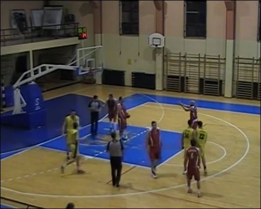 Έκανε κεφαλοκλείδωμα στον διαιτητή – ΒΙΝΤΕΟ