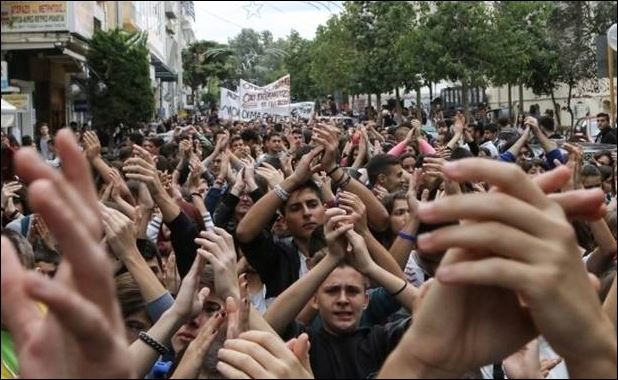 Το περίπτερο έγινε σύνθημα των μαθητών κατά των ΜΑΤ