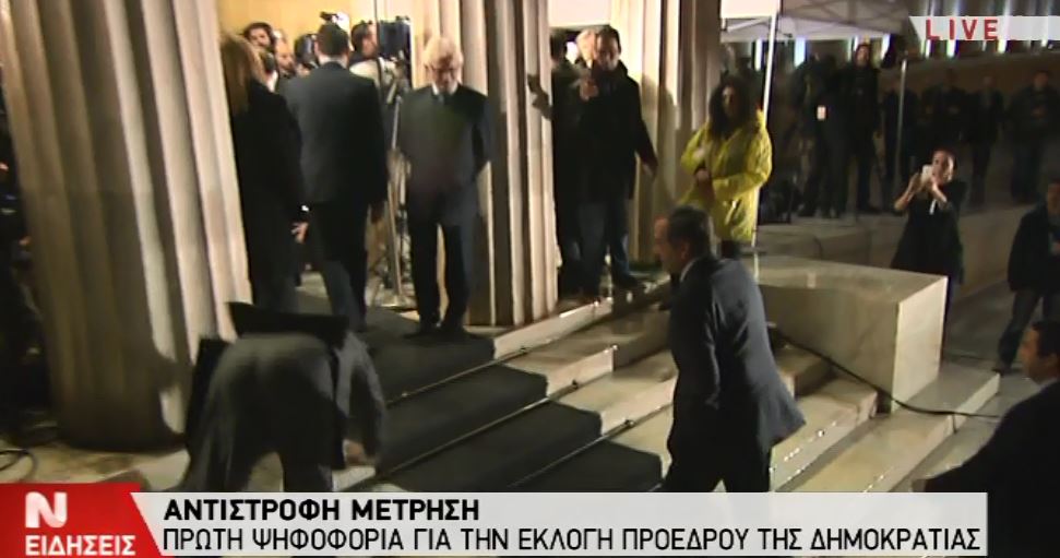 Αυτός είναι ο υπάλληλος της Βουλής που γλίστρησε δίπλα στον Σαμαρά – ΒΙΝΤΕΟ