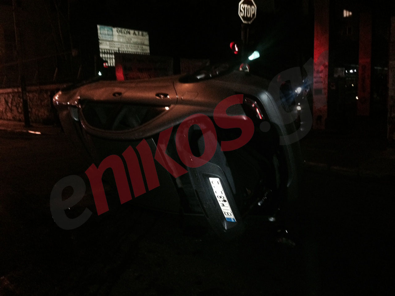 Τώρα-ΦΩΤΟ-Το αναποδογυρισμένο ΙΧ στη Σόλωνος