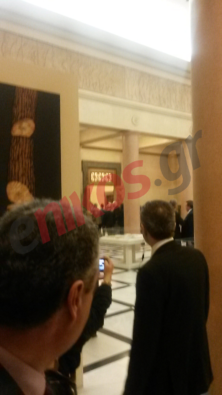 Η έξοδος των προφυλακισμένων βουλευτών της Χ.Α. από τη Βουλή – ΦΩΤΟ