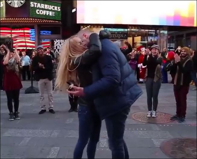 Ποιος τερματοφύλακας έκανε πρόταση γάμου στην Times Square – ΒΙΝΤΕΟ