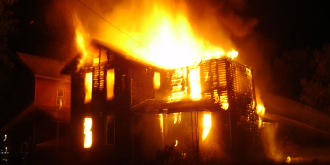 Τρεις τραυματίες από φωτιά σε σπίτι στο Περιγιάλι Κορινθίας