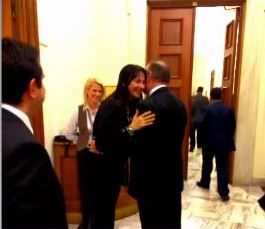 ΦΩΤΟ-Ο εναγκαλισμός Σταμάτη-Κουντουρά στη βουλή