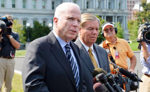 Ο Τζον Μακέιν αποκάλεσε “Νεοφασίστα δικτάτορα” τον Ούγγρο πρωθυπουργό