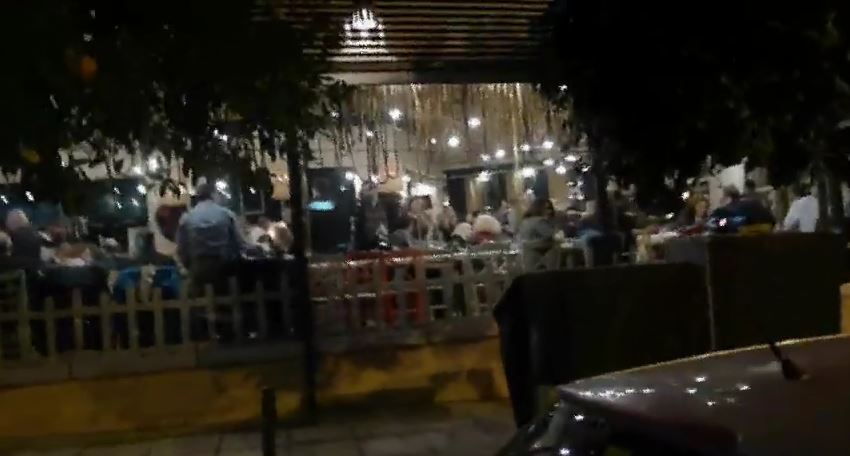 Συνθήματα έξω από την ταβέρνα που έτρωγαν ‘Αδωνις-Βούλτεψη-Δείτε το βίντεο