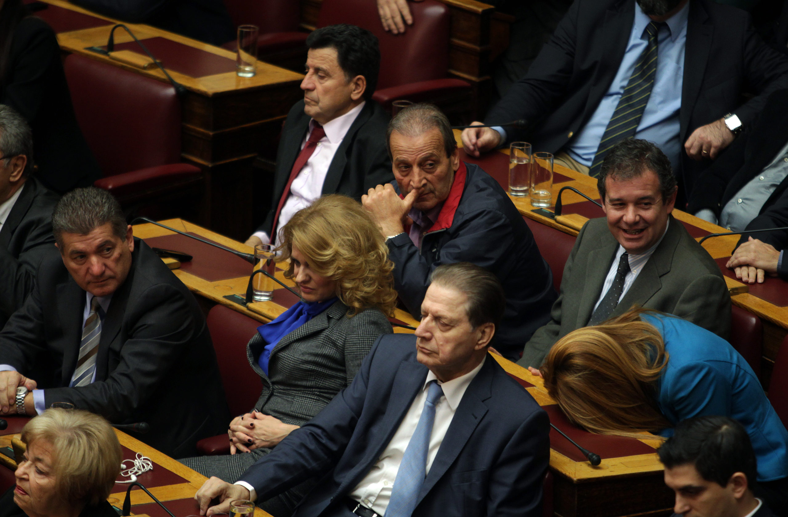 Ποια βουλευτής “πλάγιασε” στα έδρανα την ώρα της ψηφοφορίας – ΦΩΤΟ