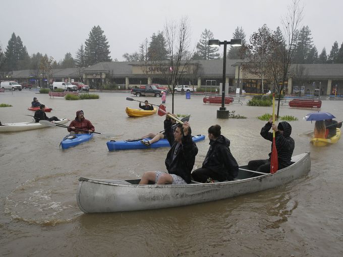 Κανό αντί για αυτοκίνητα στους δρόμους της Καλιφόρνιας -ΒΙΝΤΕΟ
