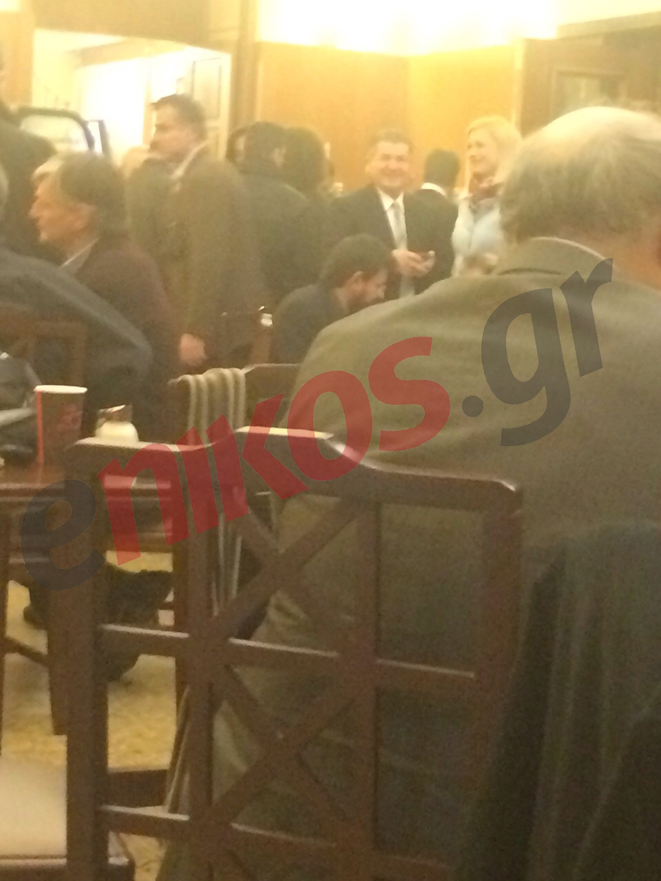 ΤΩΡΑ – Νταβρής και Μακρή τα “λένε” στο καφενείο της Βουλής – ΦΩΤΟ