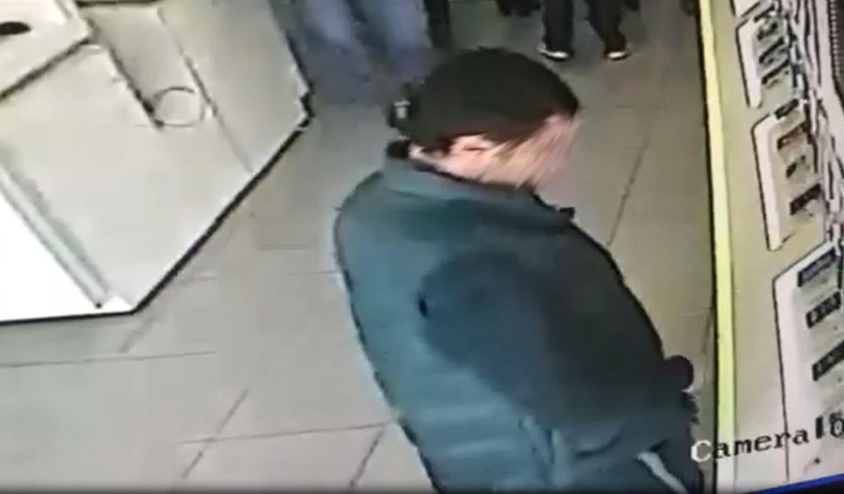 Κάμερα κατέγραψε κλοπή smartphone στα Τρίκαλα