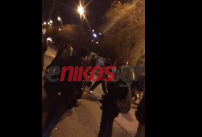 Κουκουλοφόροι δίπλα στα ΜΑΤ