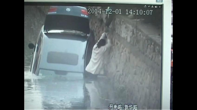 ΒΙΝΤΕΟ-Δραματική διάσωση οδηγού που έπεσε σε ποτάμι