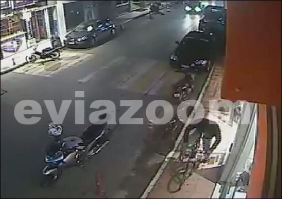ΒΙΝΤΕΟ-Η κάμερα “έπιασε” τον κλέφτη να αρπάζει το ποδήλατο