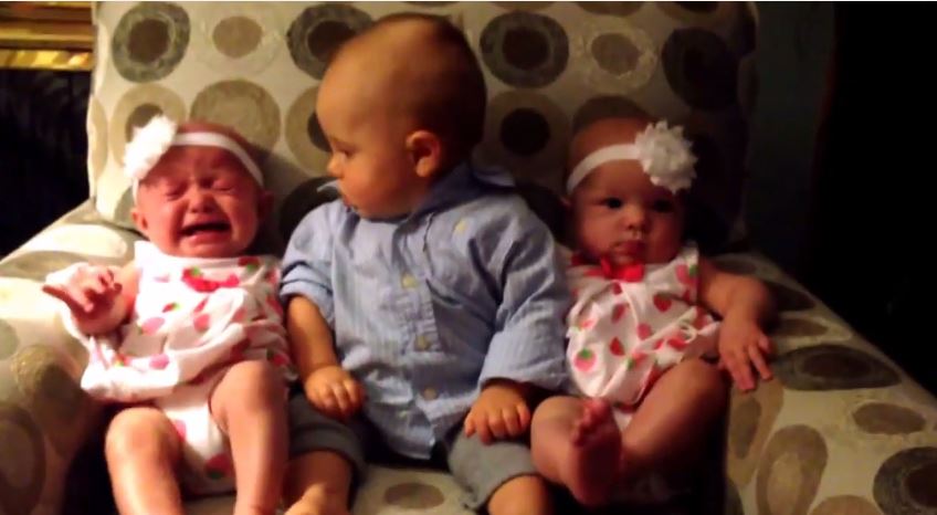 Μωρό αντικρίζει… δίδυμα –ΒΙΝΤΕΟ