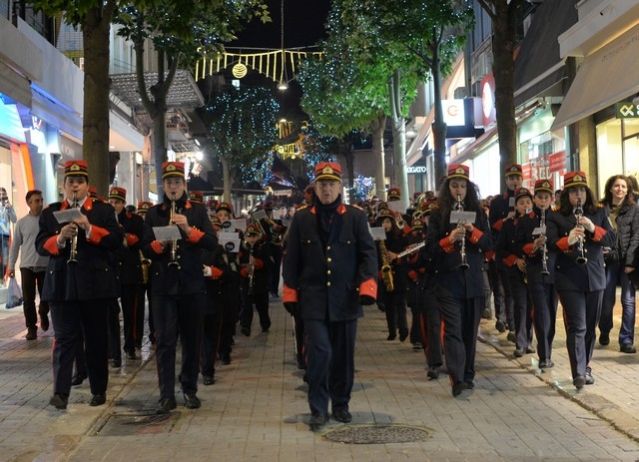 Η Λαμία άναψε το Χριστουγεννιάτικο δέντρο της  (ΒΙΝΤΕΟ - ΦΩΤΟ)