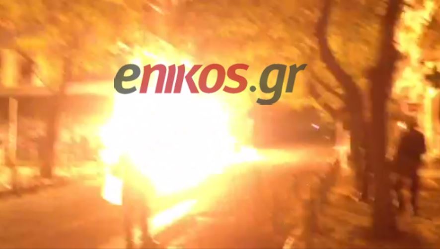 ΤΩΡΑ-ΒΙΝΤΕΟ-“Βροχή” μολότοφ στα Εξάρχεια