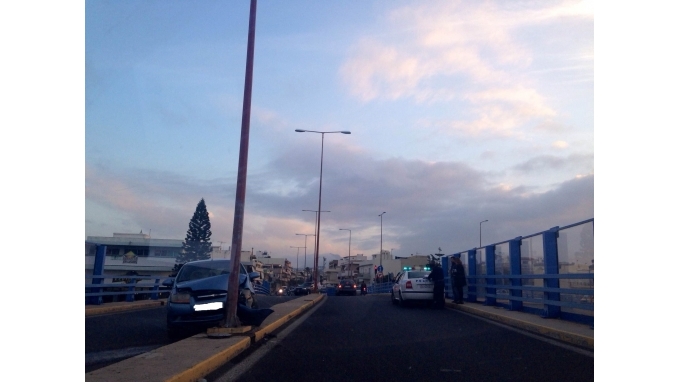 ΦΩΤΟ-ΙΧ προσέκρουσε σε κολώνα φωτισμού