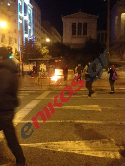 ΤΩΡΑ-ΦΩΤΟ-Φωτιά σε κιόσκι στα Προπύλαια