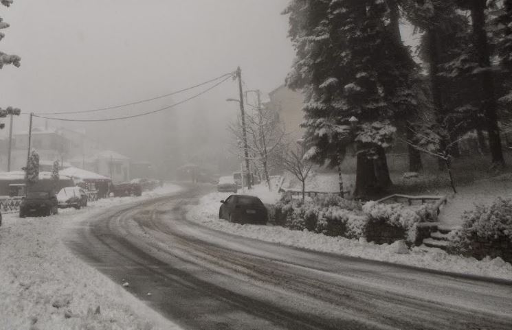 Χιονίζει στην Ελάτη – ΦΩΤΟ