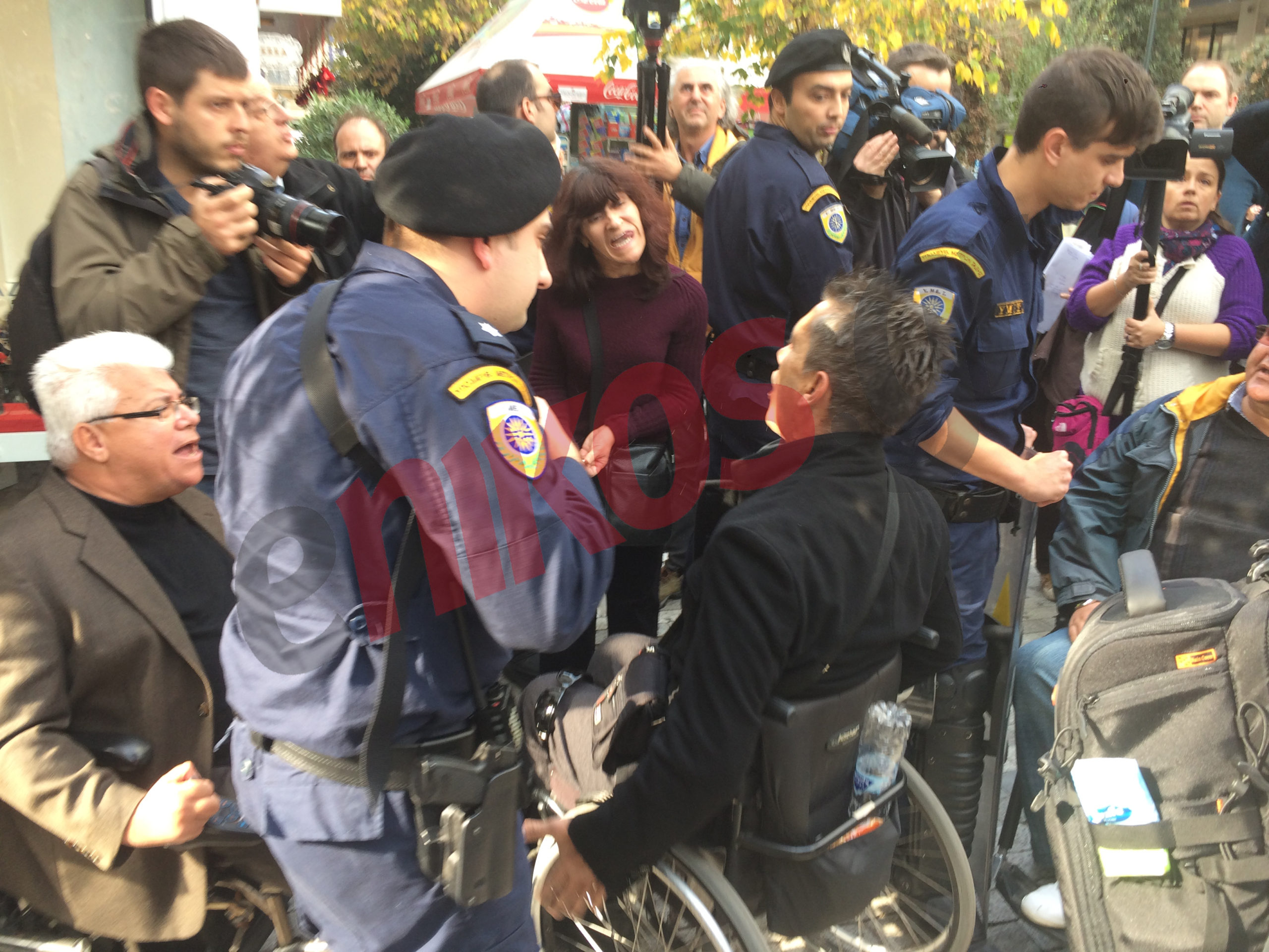 ΦΩΤΟ-Ασπίδες κατά αναπηρικών αμαξιδίων-Ένταση στη συγκέντρωση των ΑμεΑ