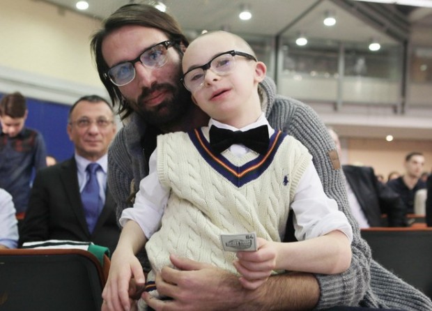 Στην αγκαλιά του Γιώργου Σαμαρά ο Τζέι – ΦΩΤΟ