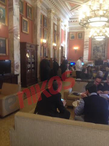 Το παρασκήνιο και τα πηγαδάκια μακριά από τις κάμερες στη Βουλή – ΦΩΤΟ