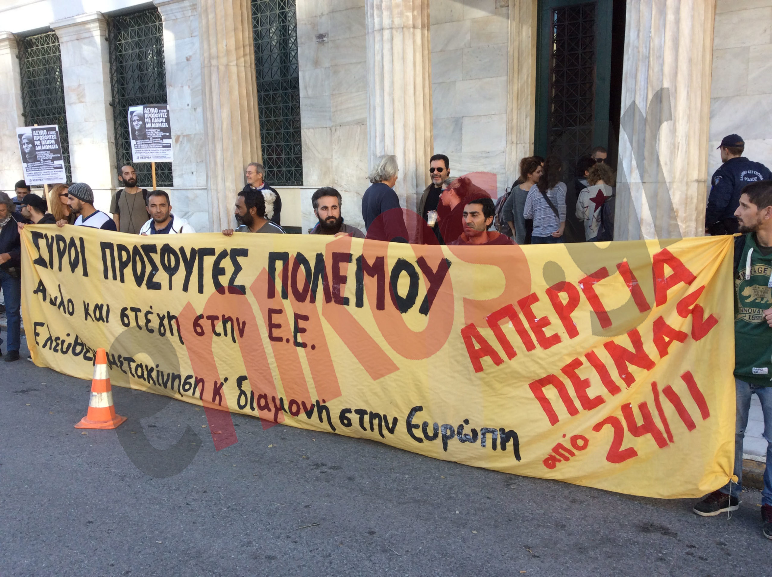 ΦΩΤΟ-Οι Σύροι πρόσφυγες στο δημοτικό συμβούλιο της Αθήνας