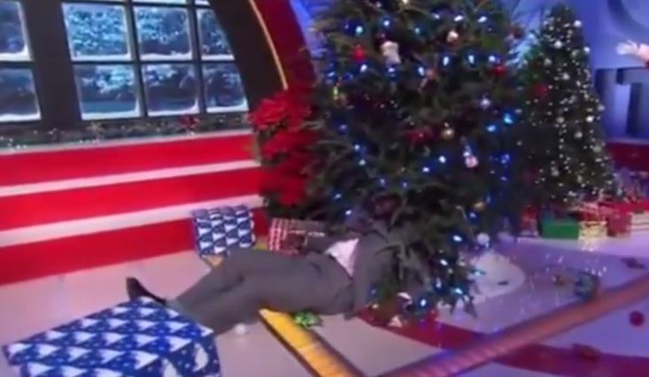 Ο Σακίλ Ο’Νιλ έπεσε στο χριστουγεννιάτικο δέντρο – ΒΙΝΤΕΟ