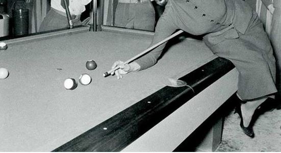 Ποια διάσημη σταρ έπαιζε μπιλιάρδο το 1954; – ΦΩΤΟ